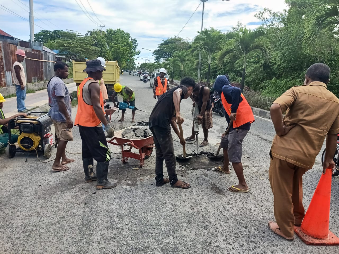 Pemeliharaan jalan dalam kota ( Swakelola )